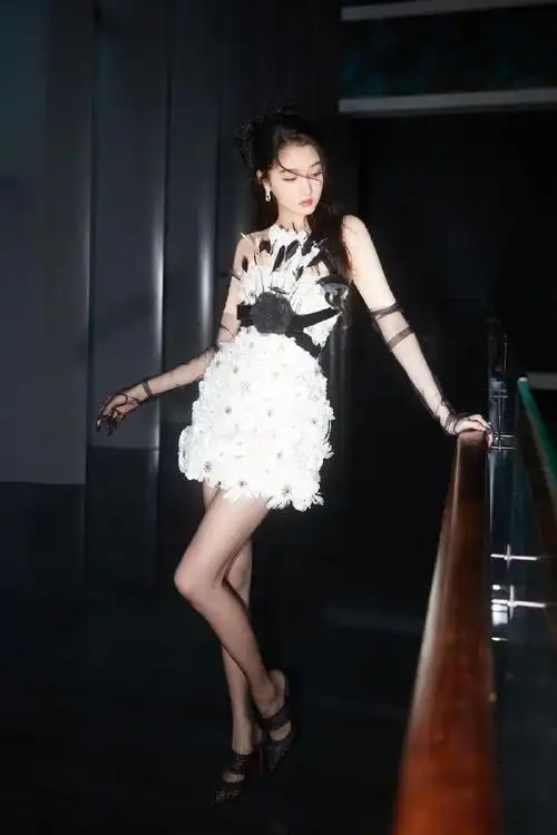 关晓彤超话#关晓彤李一桐同台#  关晓彤黑丝美腿黑丝手套太太太美了