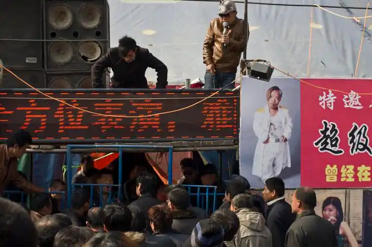 《拍客2013》记录生活点滴《庙会上的歌舞团》2013.03.14