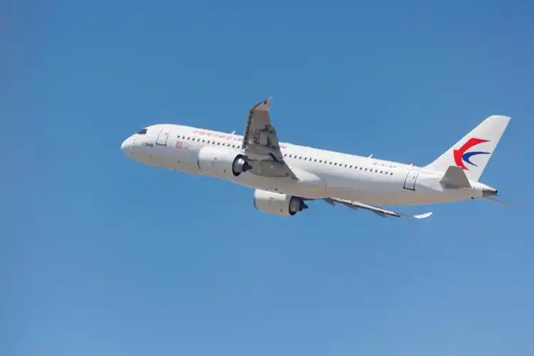 多图直击|翼飞冲天!国产大飞机c919开启商业首航