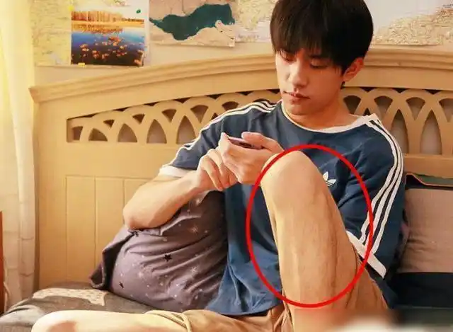 易烊千玺坐床上自拍小腿上的腿毛让粉丝看完激动到彻夜失眠