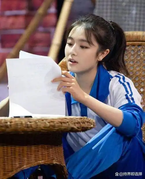 杨紫晒出穿高中校服造型,搭刘海短发清纯可爱,越长越嫩了