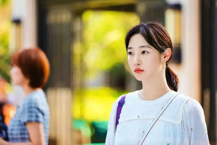 《我们的婚姻》是白百何继《南方有乔木》之后时隔四年回归电视剧荧屏