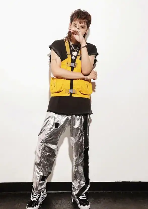 吴亦凡放飞自我了?络腮胡秀时尚,网友:有颜任性这话我不信!