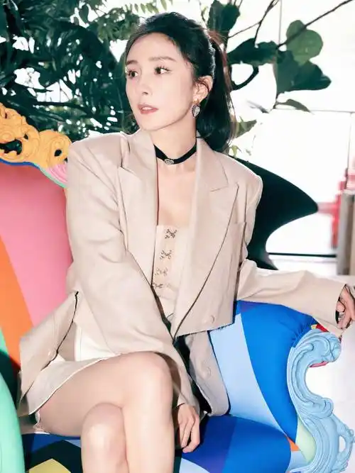 35岁杨幂气质真的好美,穿短裙扎马尾扮美,脚踩恨天高大长腿抢镜_造型