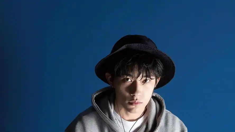 小鲜肉易烊千玺帅气时尚封面大片,大陆明星-回车桌面