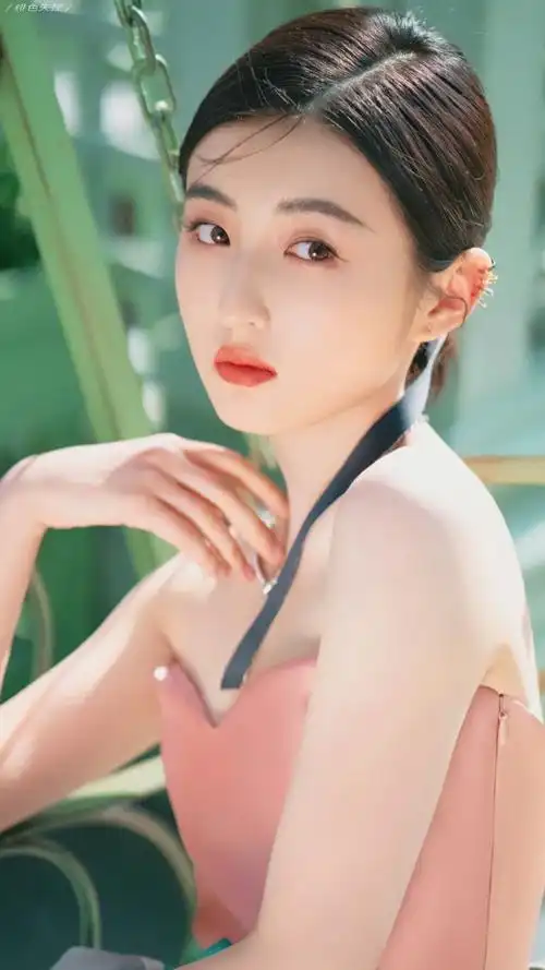 张子枫午后瑰园大片