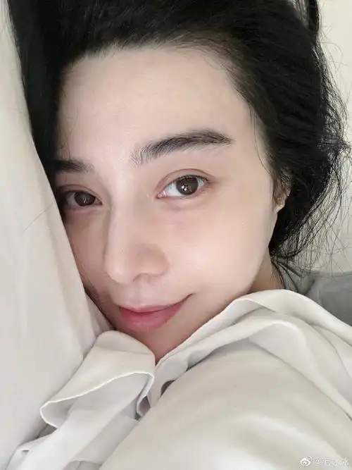 范冰冰晒床照白里透红颜值回升,一举动反击"时装车祸"负评 - 星岛环球