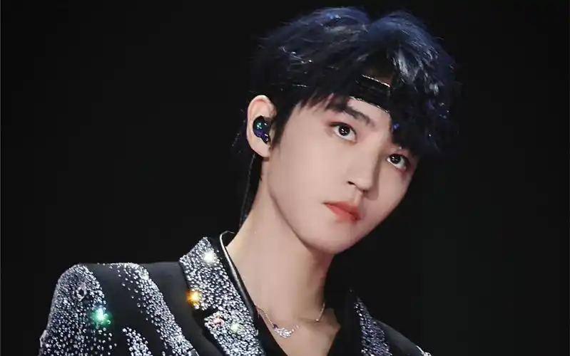 tfboys《和你在一起》现场版!王俊凯蓝发 发带真帅啊!