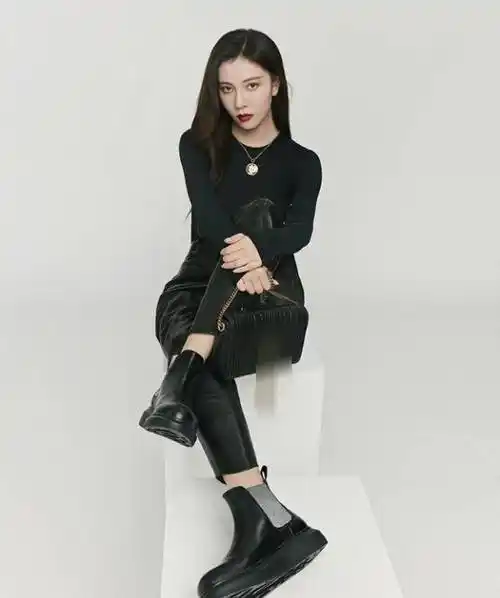 一直认为宋妍霏腿很细,看到她穿上"长筒靴",粉丝怀疑自己眼睛_靴子