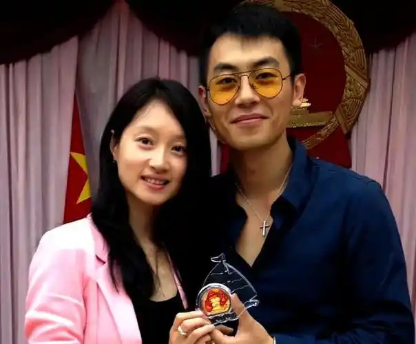 沈佳妮从小备受父母宠爱,拥有坚韧的性格和完美身材.