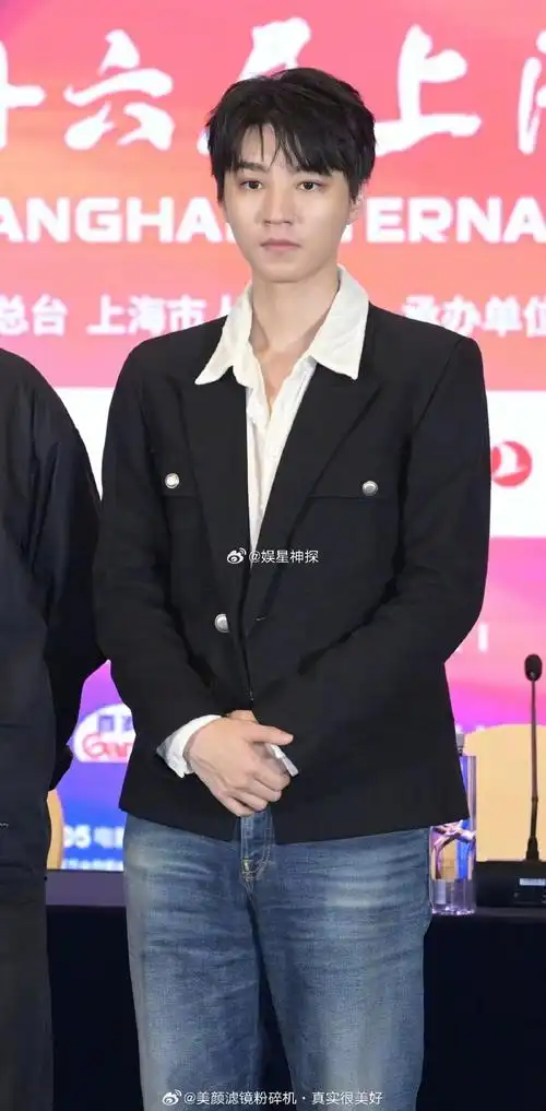 王俊凯黑西装见面会生图#王俊凯见面会生图,黑西装加身,接受采访丝毫