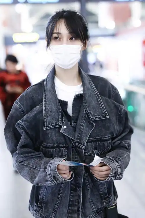 郑爽小麻花辫可爱机场私服照图片