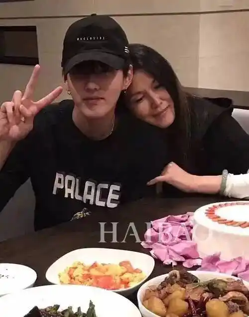 吴亦凡母亲节下厨为妈妈做饭