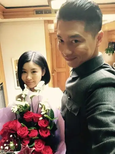 并晒出大肚照,照片中二人牵手散步海滩,王雷也轻抚妻子孕肚,幸福十足