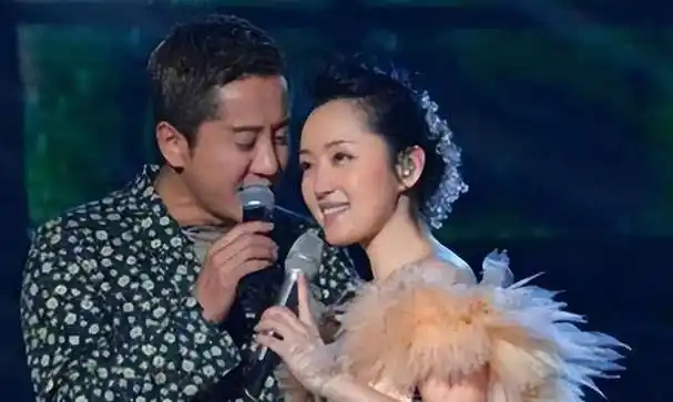 杨钰莹与鲍毅真爱跨越年龄祝福她