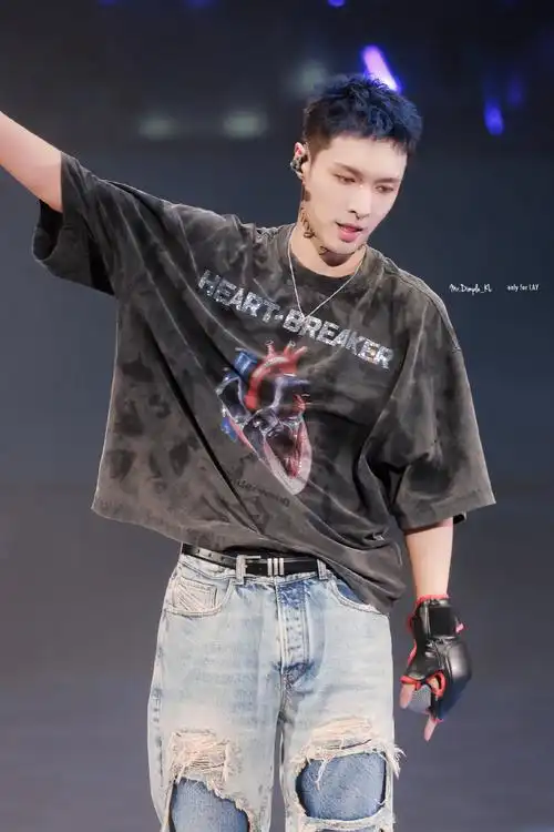 张艺兴蓝色碎盖短发