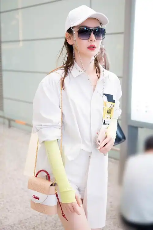 戚薇机场街拍五