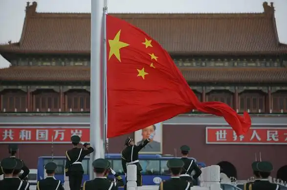 向国旗敬最后一个军礼