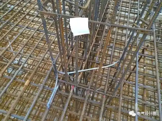 随着我国科技的发展,现在建筑中的防雷接地已经发展为一个系统的工程