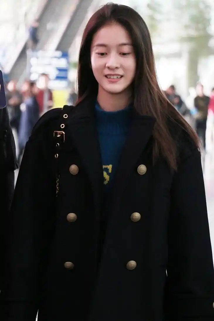 张雪迎素颜现身机场 遇粉丝虎牙配甜笑