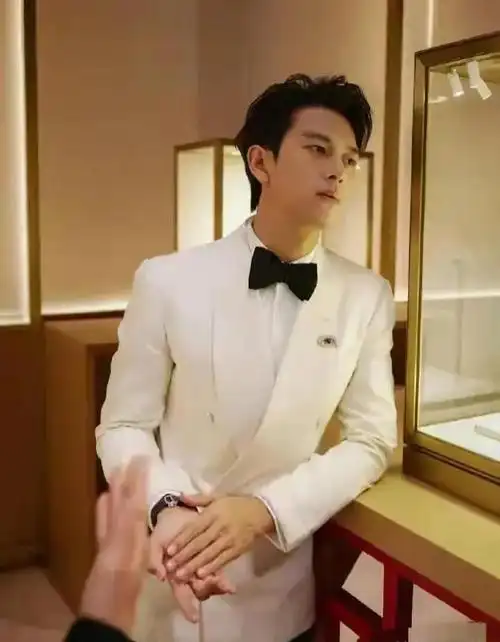 第7名李现许凯出道那么久,饰演了那么多的男主剧,他的身上也没有油腻