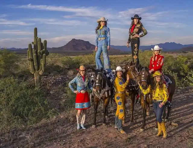 美国旷野之上的西部牛仔 现代生活中的冒险精神