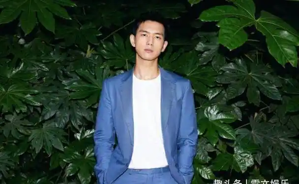 王一博带滑板轻装上阵,绿色寸头太明显_行程_王嘉尔_活动