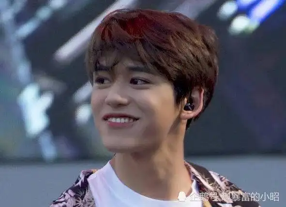 黄旭熙童年照曝光整没整容一看便知网友经历了啥