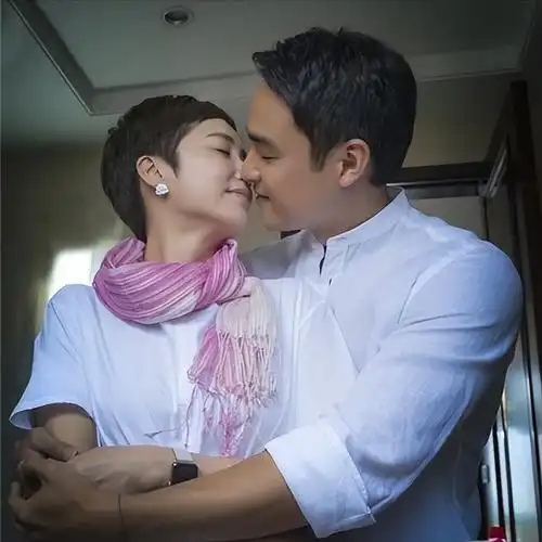 明道饰演的霸道总裁单均昊在外形和仪态上就很优秀,一米八以上的身高