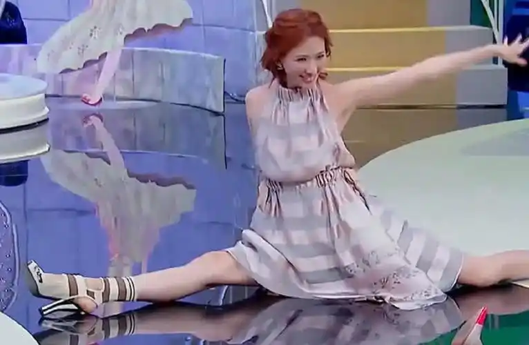 林志玲在节目中展示一字马,忘记地板是反光的,网友:女神真性情