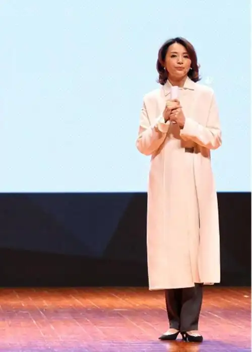 董卿这是受啥刺激了居然把裤子套裙子里面穿别说还真挺时髦