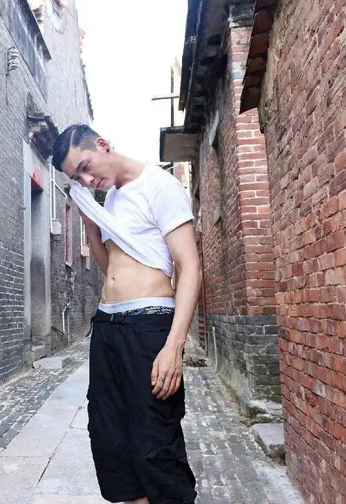 看看他们的腹肌就知道了!