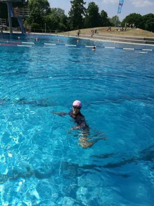 太深啦,踩水太舒服啦