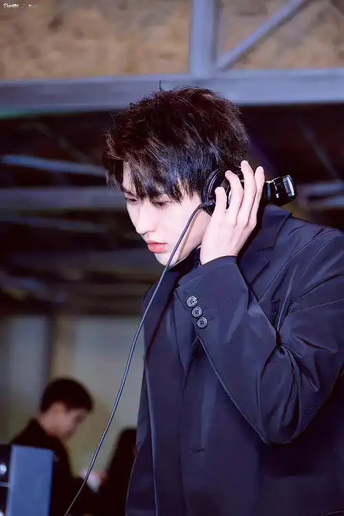 蔡徐坤 210920写歌和唱歌就像睡觉一定要穿最舒服的衣服,不一定要多