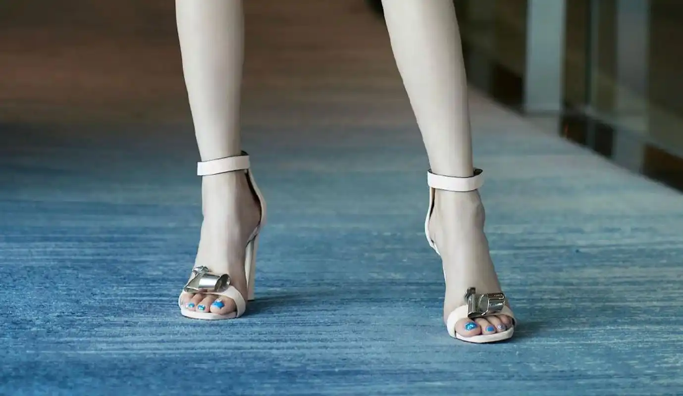 吴宣仪的一字带高跟凉鞋造型,如春日的花朵,绽放出迷人的芬芳.