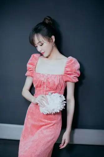 唐嫣婚后衣品都提升了不少!穿粉色长裙甜美不失优雅,简直甜到齁