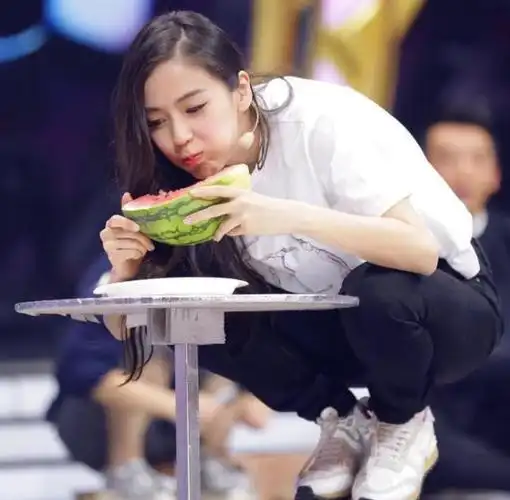 baby杨颖录节目玩游戏被虐惨五秒吃西瓜为捞金真是豁出去了