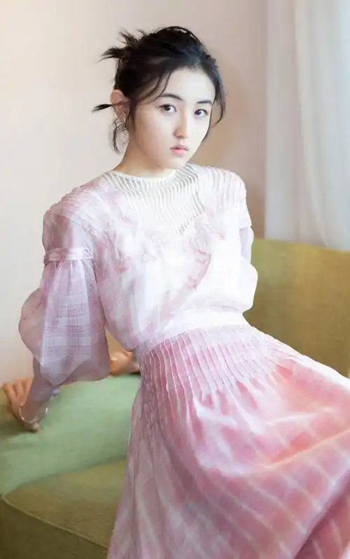 张子枫身一身长裙甜美粉嫩写真