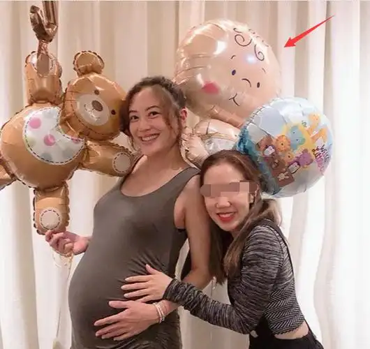 应采儿最新孕肚照曝光,肚大如箩孕味浓,手举卡通气球暗示是男宝?