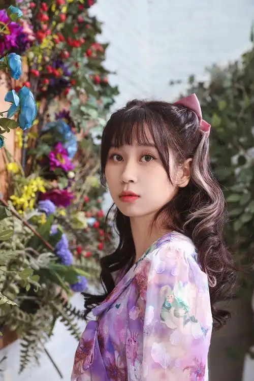 此次拍摄新歌mv,高秋梓特别学习全新编舞,轻松元气的舞步少女感十足