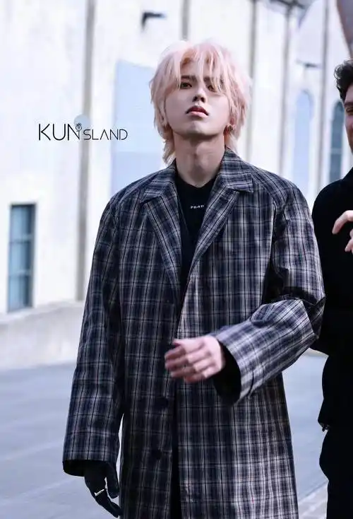 蔡徐坤粉色头发格子大衣造型好惊艳,仿佛漫撕男从小说中走了出来