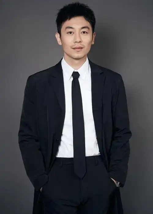 朱亚文侧脸轮廓立体佩戴手表帅气十足.