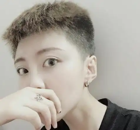 两边短中间长的女生板寸头短发发型,露耳的板寸头将大眼睛和有线条感