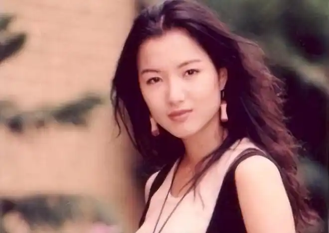 郑秀文心愿以偿嫁给初恋婚后却遭老公背叛最终选择了原谅