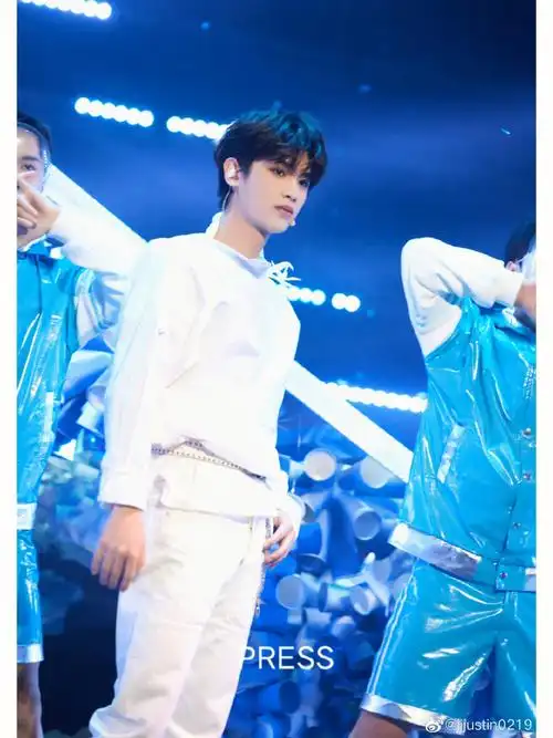 justin 黄明昊 in beautiful people 衬衫和 07tudes 裤子 for dfo