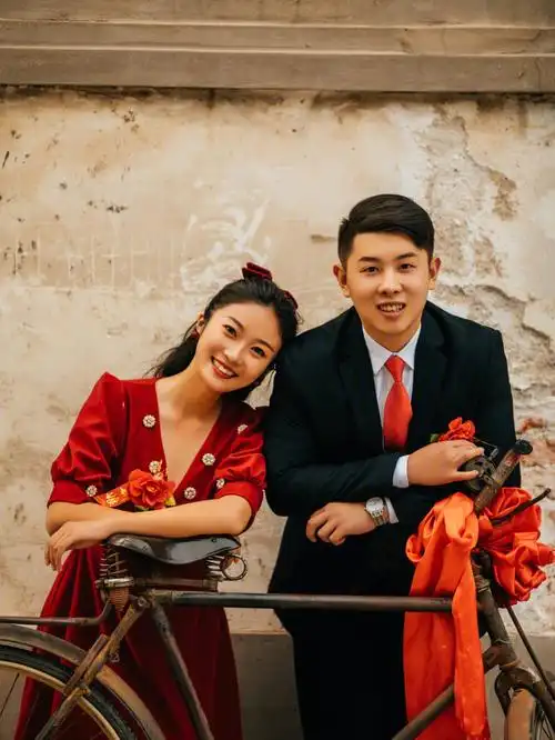 复古#欢迎来到90年代 复古结婚照,我和老公最喜欢的一组😂拍的时候