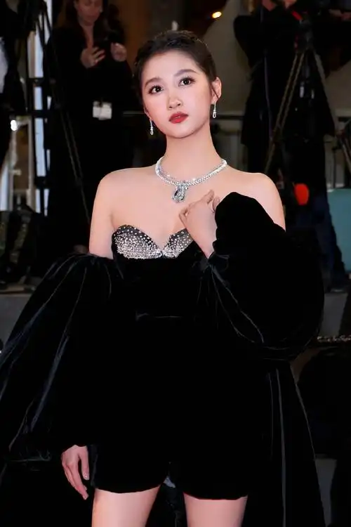 关晓彤黑天鹅高定##关晓彤南法丝绒妆