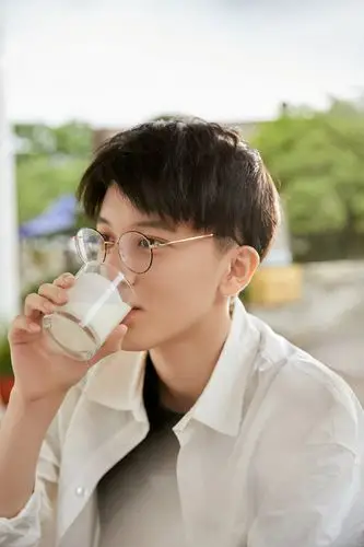 赵英博薄荷系写真明朗清爽澄澈少年轻享盛夏慢时光