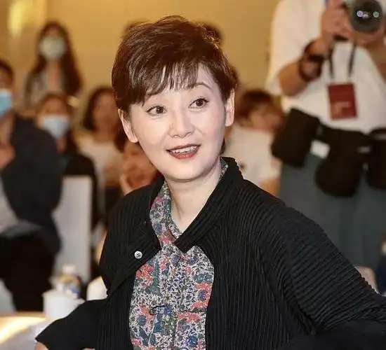 53岁徐帆越来越懂穿,印花裙配小开衫温婉动人,冯小刚真有福气