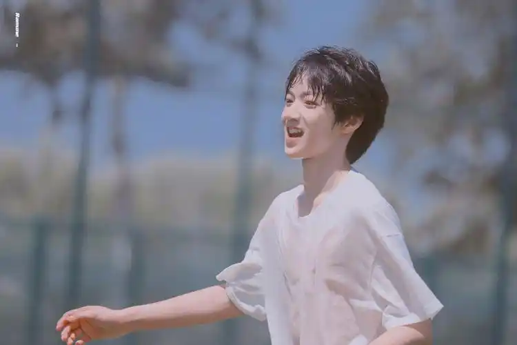 家的憨憨小可爱(▽) 答曰:我家的//乖巧 憨憨微笑刘耀文/刘耀文壁纸